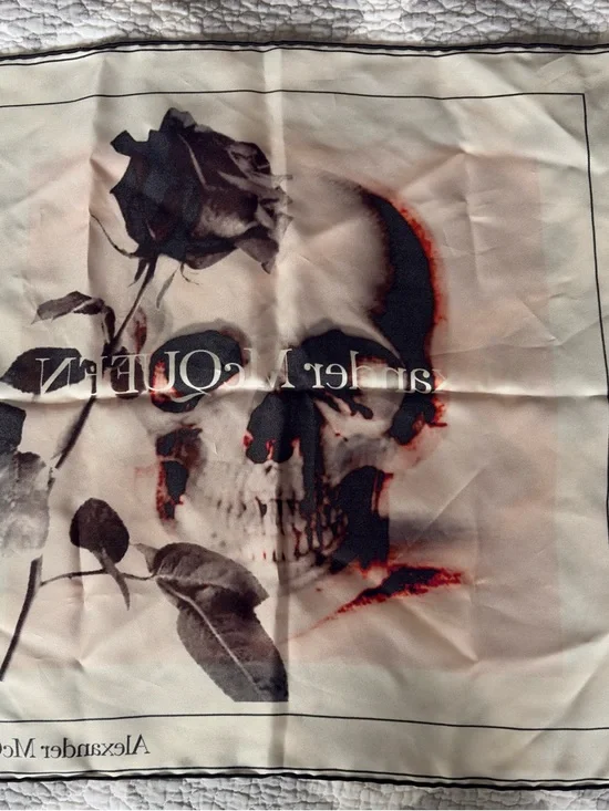 Alexander McQueen Cream Pocket Square with Black Skull & Rose Motif excellent - Picture 3 of 4
